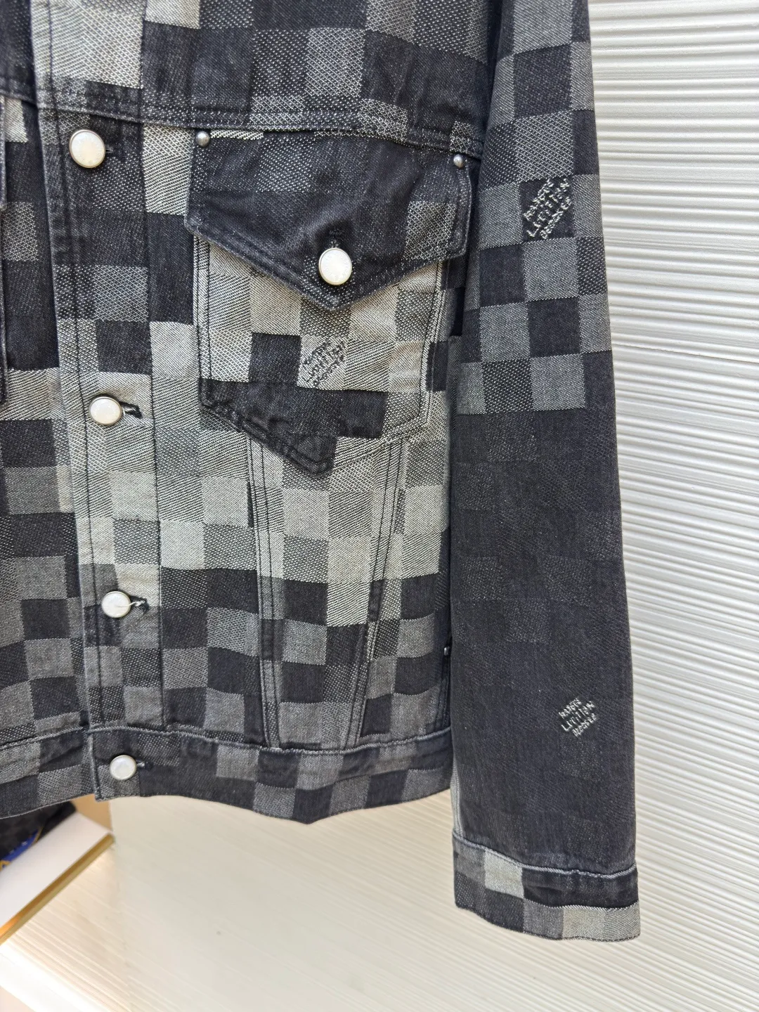 LOUIS VUITTON checkerboard mosaic denim jacket ●Authentic product: 25900 purchased and developed ●Item number: 1680019-C05 ●Fabric: denim fabric ●Technology: Jacquard technology ●Version: Fitted version ●Size: 46-48-50-52 ●Weight: about 1250g ●Description: Gradient mosaic plaid fabric developed as it is Restored letter jacquard on denim The minimum order quantity for the pearl hardware laser engraving logo is 6w. The cost of a single pearl button is RMB. The details are processed perfectly. After the garment is ready, the enzyme soaking and washing process is used to make the denim slightly yellowed to show the traces of time. Finally, the buttons are hand-buttoned. Machine equipment cannot be used for buttoning because the button material is pearls. The scrap rate of machine buttoning is 40%. The 13 pearl buttons on the whole body are all hand-buttoned. Unreplicable works of art pay tribute to Fei Dong. The overall wiring is straight and delicate, the fabric is comfortable and soft, and the color is consistent without color difference. It can be matched with the same style to create a fashionable look and control various occasions. Customized accessories, complete with three standards, same style for men and women!